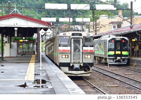 JR北海道函館本線 小樽駅から余市駅までの普通列車車窓風景(2023年夏雨) JR北海道函館本線 小樽駅から余市駅までの普通列車車窓風景(2023年夏雨) 136553545