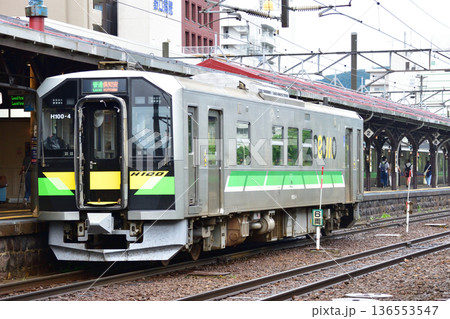 JR北海道函館本線　小樽駅から余市駅までの普通列車車窓風景(2023年夏雨) 136553547