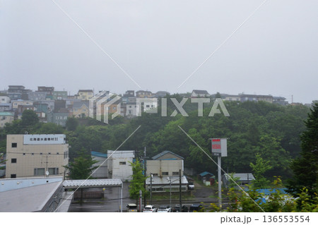 JR北海道函館本線　小樽駅から余市駅までの普通列車車窓風景(2023年夏雨) 136553554