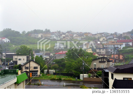 JR北海道函館本線　小樽駅から余市駅までの普通列車車窓風景(2023年夏雨) 136553555