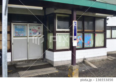 JR北海道函館本線　余市駅から銀山駅までの普通列車車窓風景(2023年夏雨) 136553850