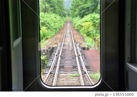 JR北海道函館本線　余市駅から銀山駅までの普通列車車窓風景(2023年夏雨) 136553860