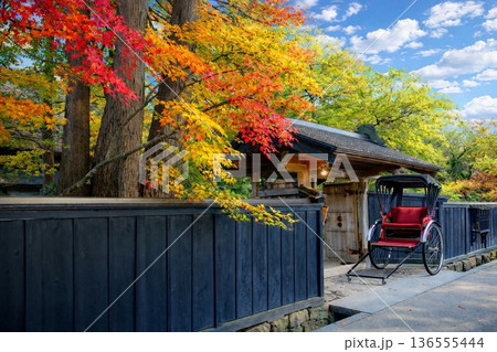 角館　武家屋敷周辺の景観　紅葉 136555444