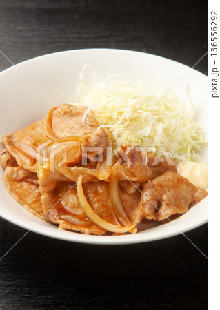 豚肉の生姜焼き 豚肉の生姜焼き 136556292
