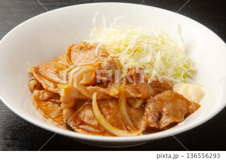 豚肉の生姜焼き 136556293