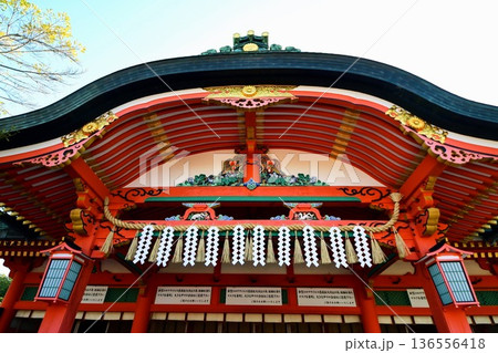 京都府　伏見稲荷大社　内拝殿　京都市伏見区深草藪之内町 136556418