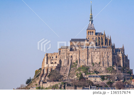 晴天にそびえるモンサンミッシェルの全景 晴天にそびえるモンサンミッシェルの全景 136557674