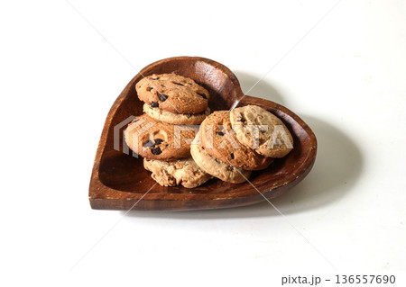 白背景の木製の器にいれたクッキー 136557690