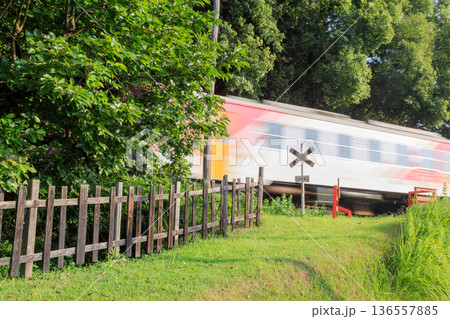 北条鉄道の気動車を見送る警報器も遮断機もない踏切 136557885