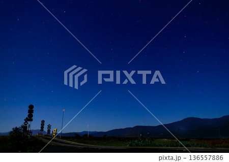 夜明け前の星空を見上げる越美北線の第4種踏切 136557886