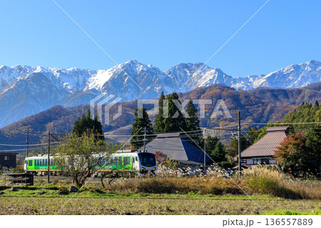 後立山連峰を背景に初冬の白馬村の風景を愛でる 136557889