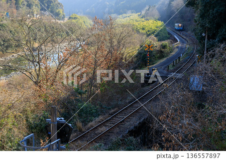 四万十川に架かる葛川橋から陰影の中を走る予土線の気動車を望む 四万十川に架かる葛川橋から陰影の中を走る予土線の気動車を望む 136557897
