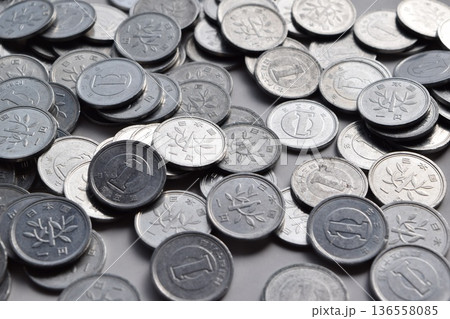 たくさんの一円玉 136558085
