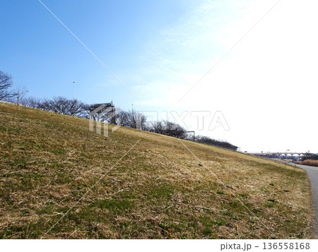 丘の上の空 136558168