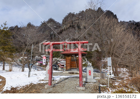 冬の岩櫃山と密岩神社　群馬県東吾妻町 136558172