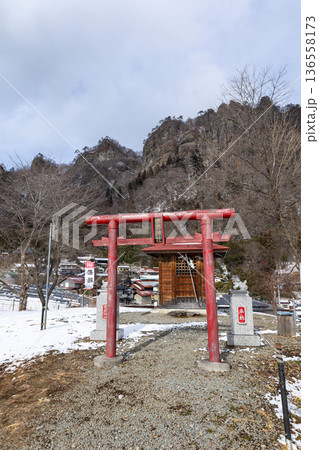 冬の岩櫃山と密岩神社　群馬県東吾妻町 136558173