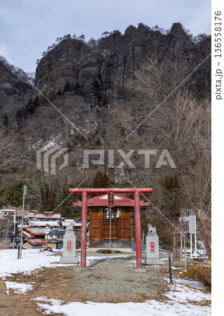 冬の岩櫃山と密岩神社　群馬県東吾妻町 136558176