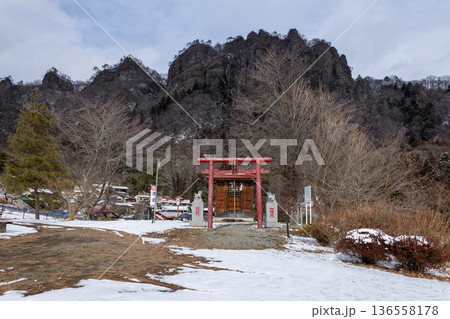冬の岩櫃山と密岩神社　群馬県東吾妻町 136558178