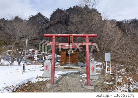 冬の岩櫃山と密岩神社　群馬県東吾妻町 136558179