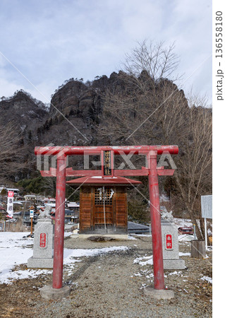 冬の岩櫃山と密岩神社　群馬県東吾妻町 136558180