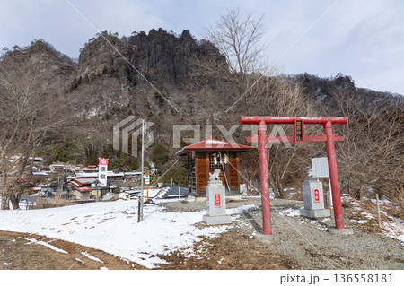 冬の岩櫃山と密岩神社　群馬県東吾妻町 136558181