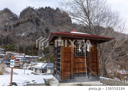 冬の岩櫃山と密岩神社 群馬県東吾妻町 冬の岩櫃山と密岩神社 群馬県東吾妻町 136558184