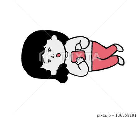 寝転がってスマホを操作する女の人(赤色) 136558191
