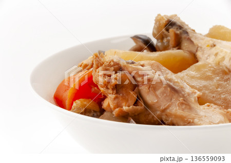 鶏手羽元と大根の煮物 人参としめじ入り 和風家庭料理 鶏手羽元と大根の煮物 人参としめじ入り 和風家庭料理 136559093