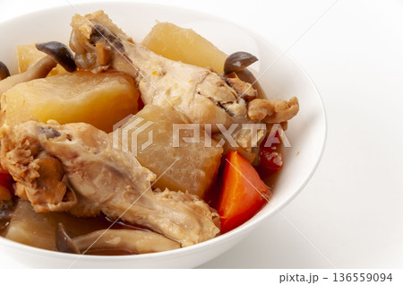 鶏手羽元と大根の煮物 人参としめじ入り 和風家庭料理 136559094