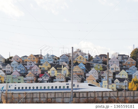 神奈川県　カラフルな住宅地と疾走する新幹線　1月 136559181