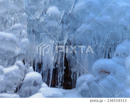立春の日の、氷の奥に流れる雪解け水（20260204113020） 136559313