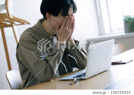 疲れた男性 ビジネス 疲れた男性 ビジネス 136559335