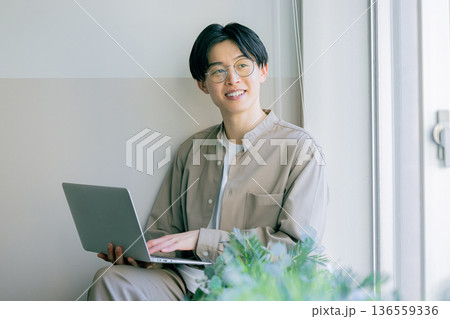 自宅でパソコン作業をする男性 136559336
