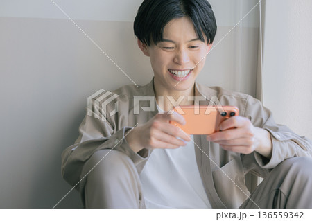 スマホを見る男性 136559342