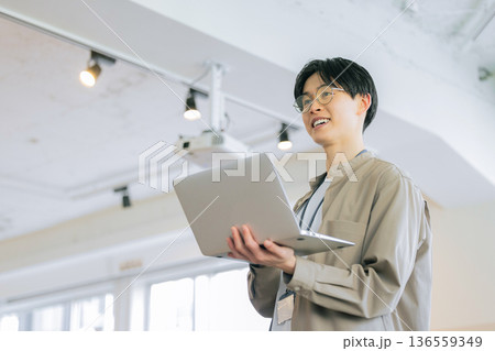 カフェ　男性　ノートパソコン　 136559349