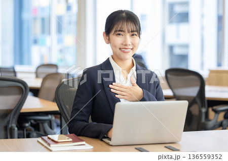 オフィスで働く女性 136559352