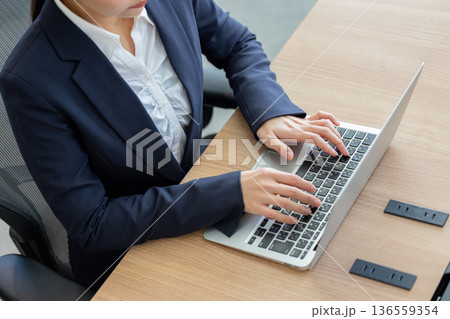 ノートパソコンで仕事をする女性 ノートパソコンで仕事をする女性 136559354