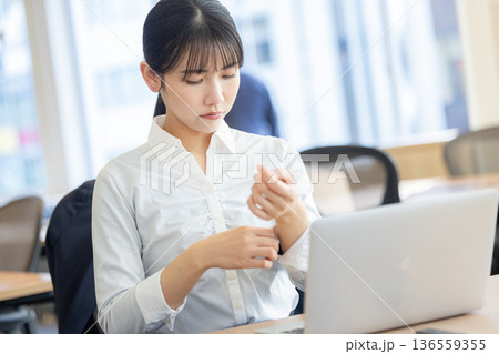 働く女性 働く女性 136559355