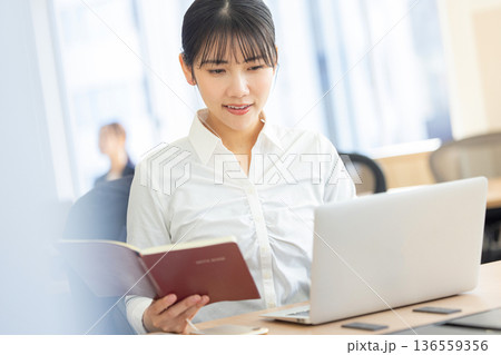 働く女性 136559356