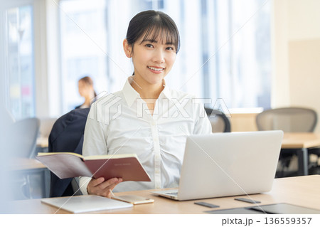 働く女性 136559357