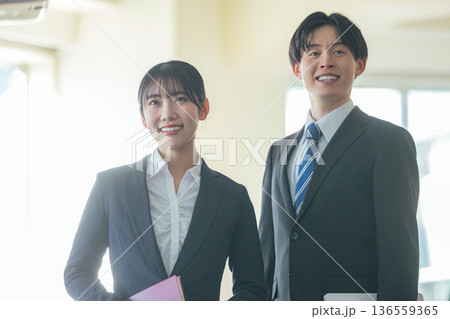 ビジネスウーマンとビジネスマン ビジネスウーマンとビジネスマン 136559365