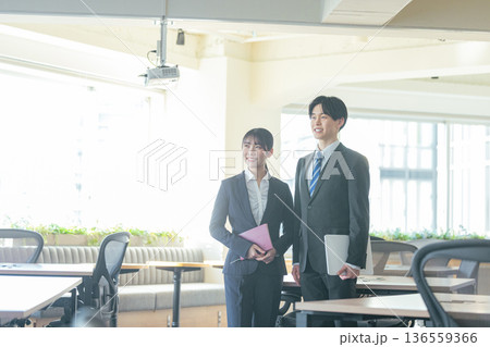 ビジネスウーマンとビジネスマン 136559366