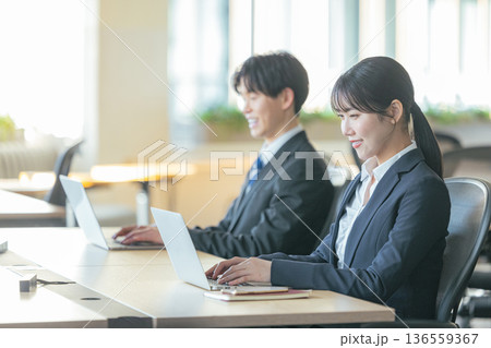 オフィスで働くビジネスパーソン オフィスで働くビジネスパーソン 136559367