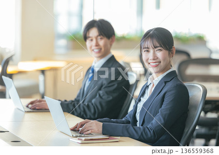 オフィスで働くビジネスパーソン オフィスで働くビジネスパーソン 136559368