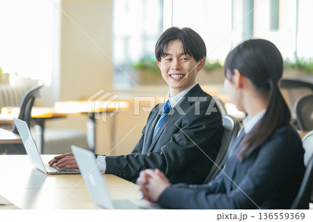 オフィスで働くビジネスパーソン 136559369