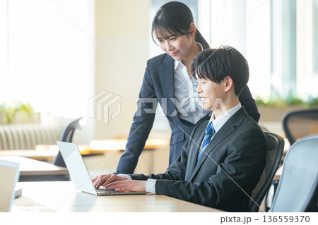 オフィスで働くビジネスパーソン 136559370