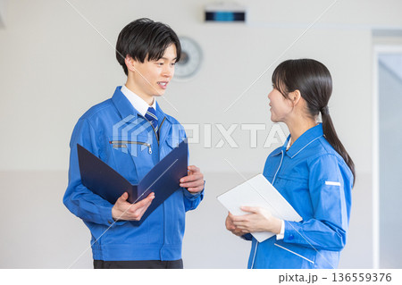 作業着を着た男女 作業着を着た男女 136559376