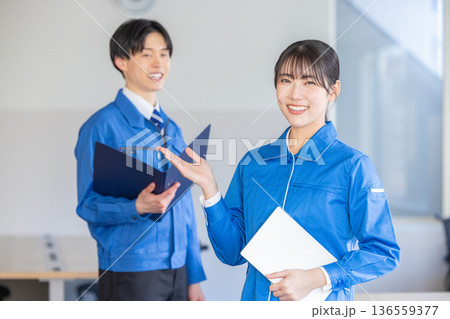作業着を着た女性 作業着を着た女性 136559377