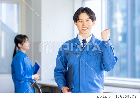 作業着を着た男性 136559378