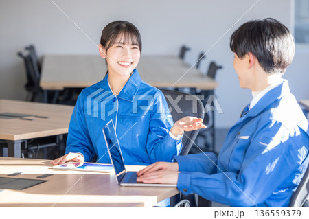 作業着を着たエンジニア 136559379